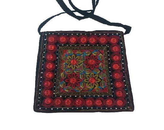 کیف گلیمی سیرجان با الهام از نقوش منطقه ای و بیان فرهنگی اصیل 3